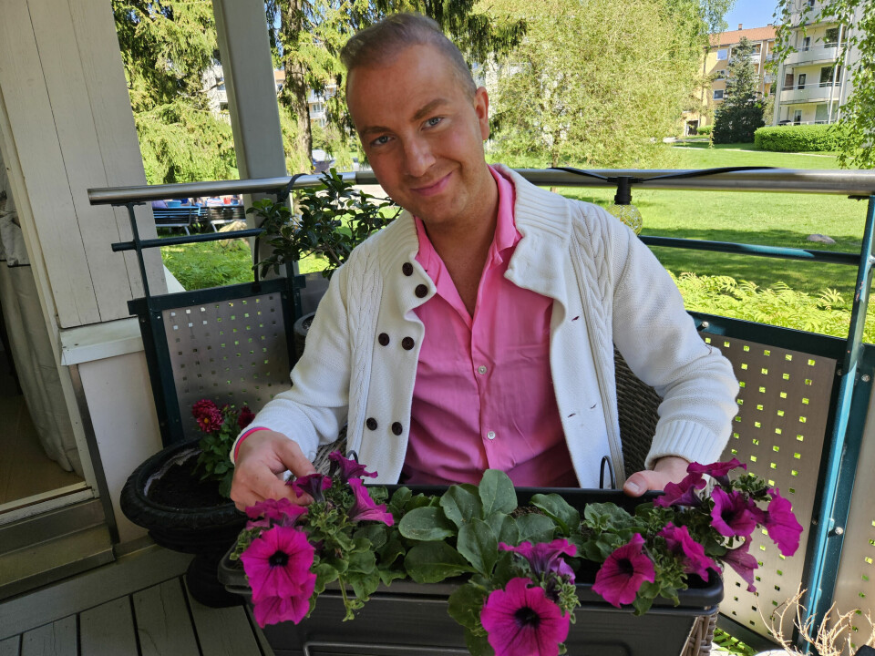 ROSA PETUNIA: Når Sindre velger blomster i balkongkassene sine, velger han mormors yndlingsblomster, rosa petunia. Det hadde mormoren i sine egne balkongkasser i alle år.