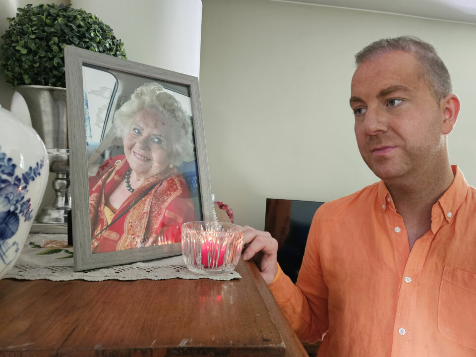 SAVN: I stuen har Sindre flere bilder og gjenstander som minner om hans kjære mormor. På den måten har han henne hos seg, selv om savnet er enormt.