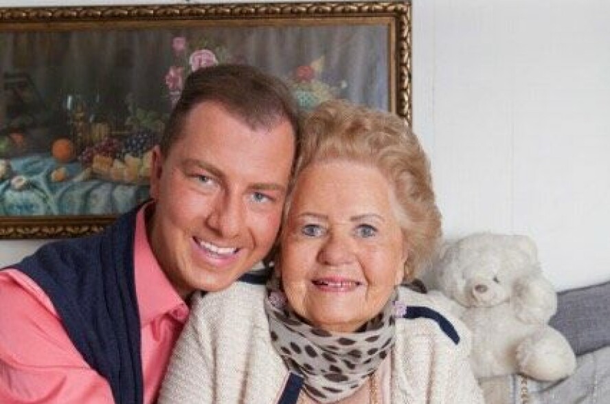 Sindre og mormor avbildet sammen for noen år tilbake.