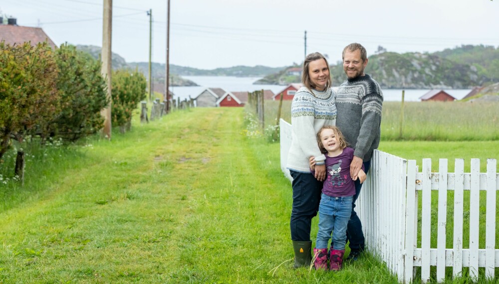 <b>ØYLIV:</b> Eila, Jan Kåre og lille Malin koser seg med livet på vakre Landøy. Her er det ingen biler og ingen stress, bare et rolig familieliv.