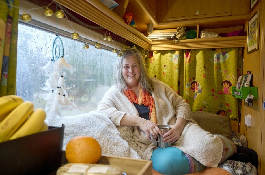 LYKKELIG: Kerstin Carneroth jobber som administrator fra bobilen som har vært og er hennes hjem de siste tre årene.