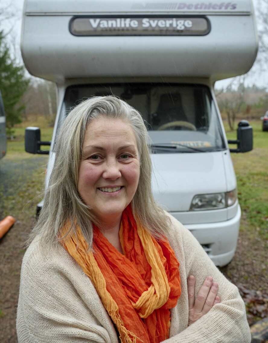 NYTT LIV: Teksten på bobilens front reklamerer for Vanlife Sverige, organisasjonen som ga henne inspiration å forandre livet sitt.