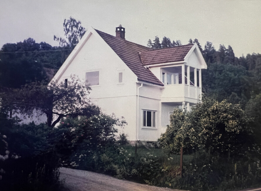 Før: Huset som ble satt opp på Bekkestranda i 1920, fikk stå her til 2010 da det ble revet og erstattet med et nytt sveitserhus.