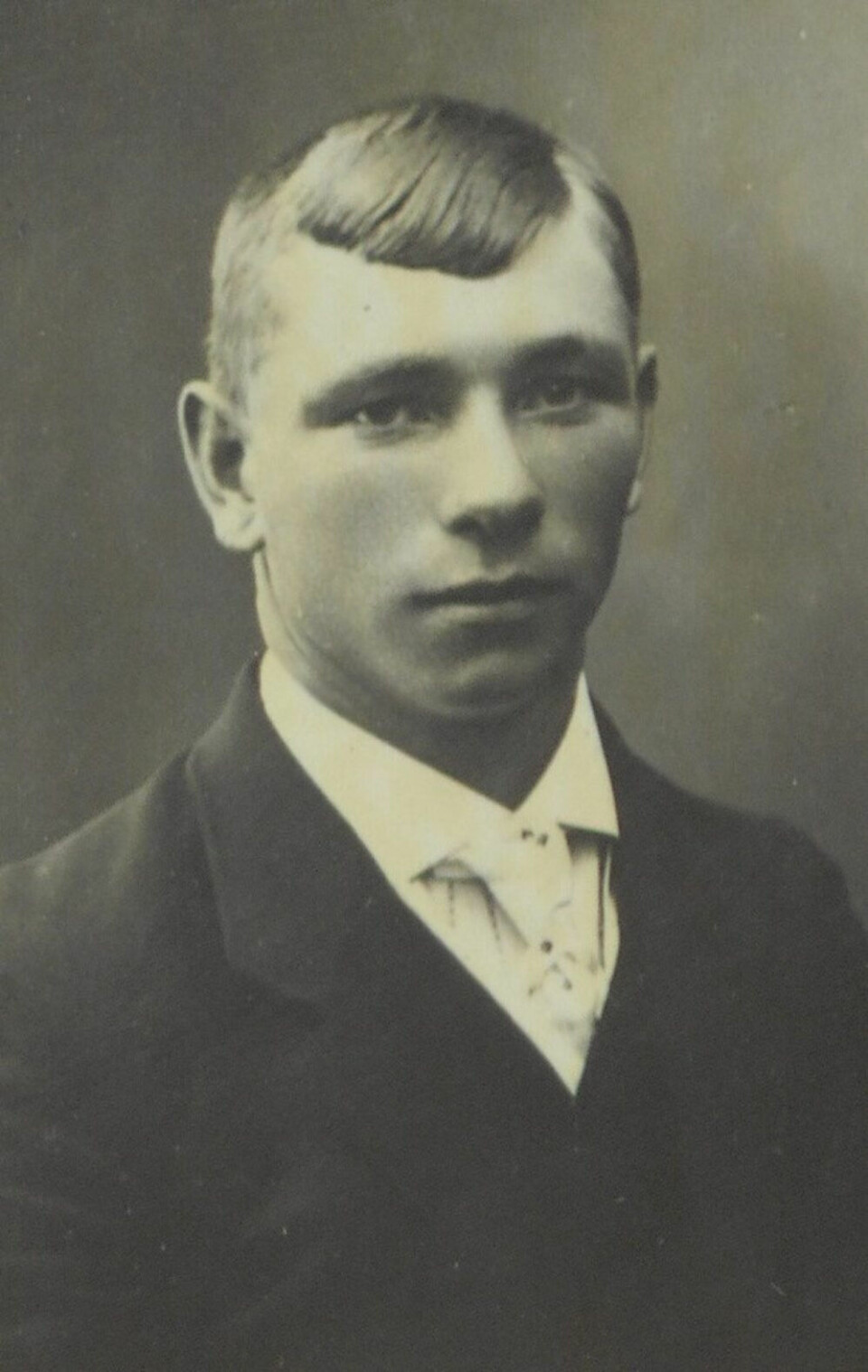 FORSVANT I SJØEN: 2. styrmannen Johan Christiansen fra Tønsberg, hoppet over bord, men bommet på livbåten og havnet i vannet.