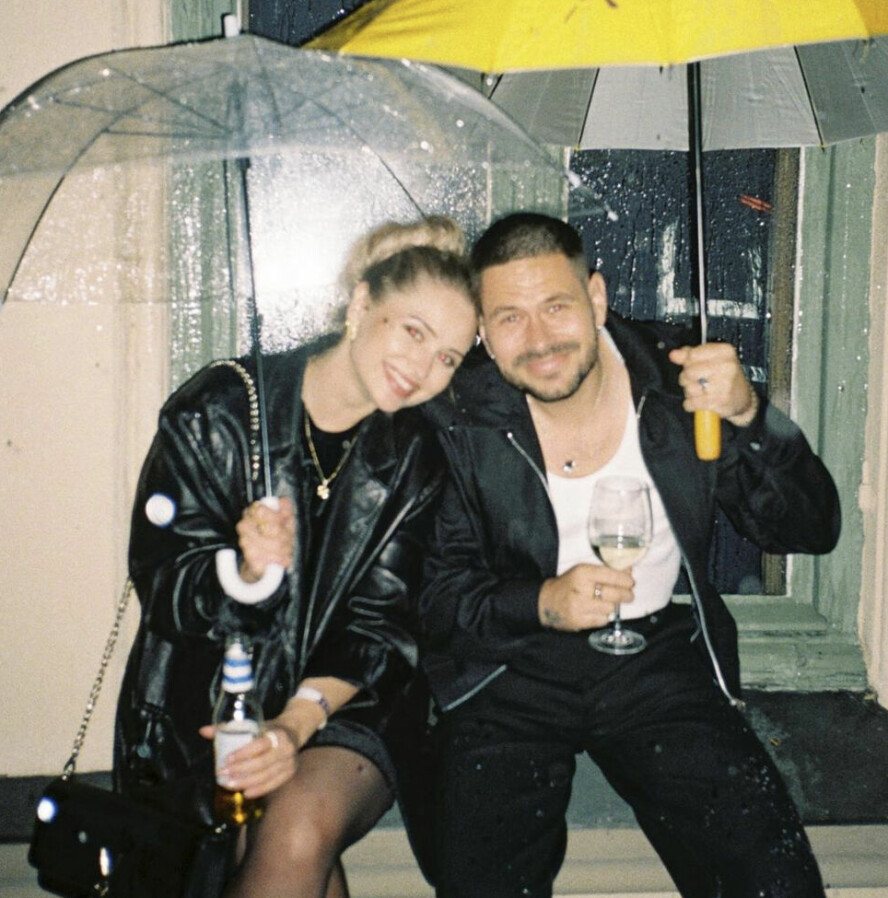 FORELSKET: De siste månedene har «Pørni»-skuespiller Vivild Falk Berg delt flere bilder av seg og kjæresten Chris Holsten på sosiale medier.