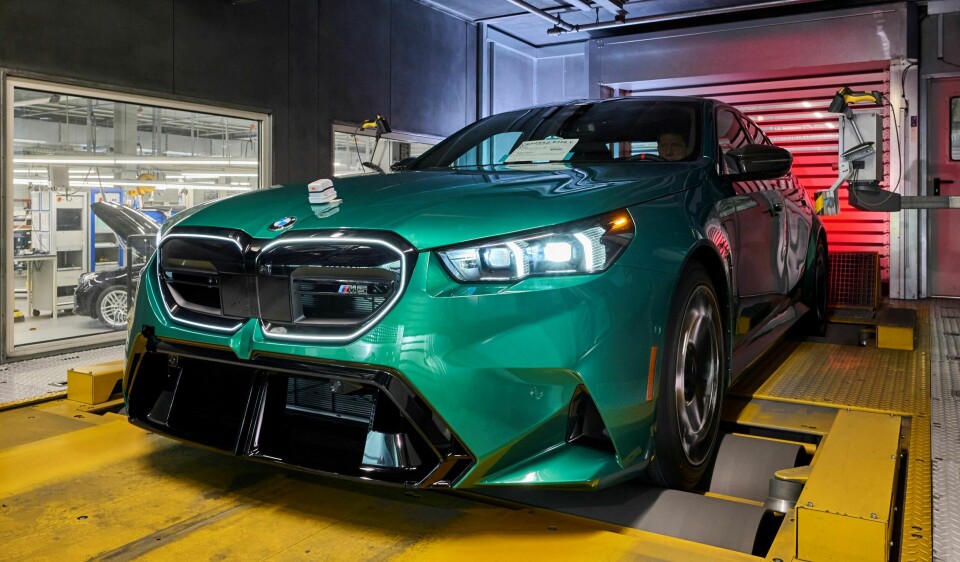 BREIAL: Nye BMW M5 er ikke bare blitt vesentlig tyngre, den er også blitt bredere. Det sistnevnte er nok lettere å sette pris på enn de ekstra kiloene.