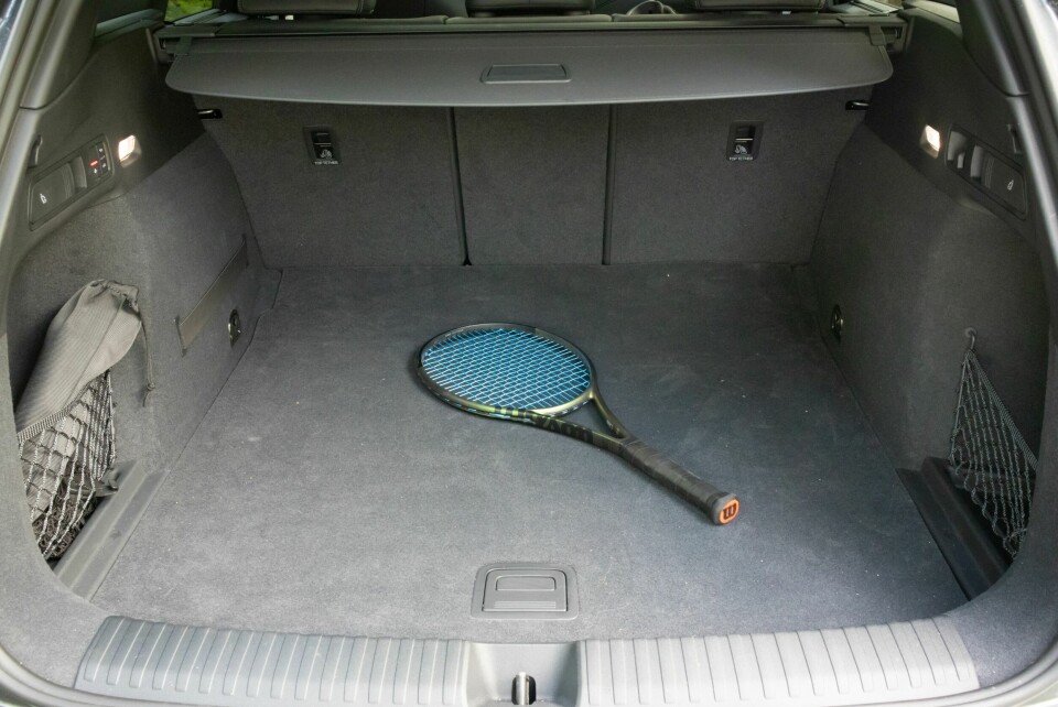 FAMILIE-SUV: Gode dimensjoner på bagasjerommet. I forhold til Q8 e-tron er det kortere, men har bedre høyde under tak og trekk.