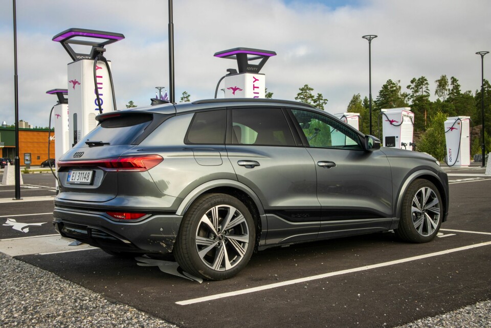LADEMESTER: Våre målinger tilsier at bilen hurtiglader like kjapt som Audi hevder, men du må på en sprek ladestasjon for å utnytte kapasiteten maksimalt.