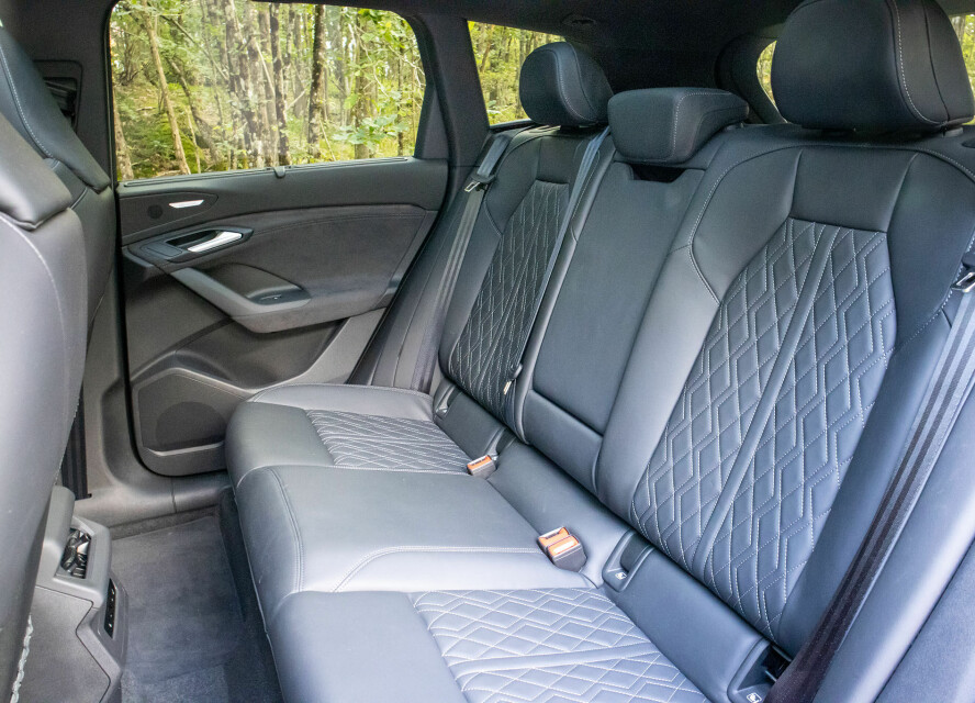 Beinplass: Q6s akselavstand er 290 centimeter, kun tre centimeter snauere enn Q8. Det gir godt med beinplass i baksetet.