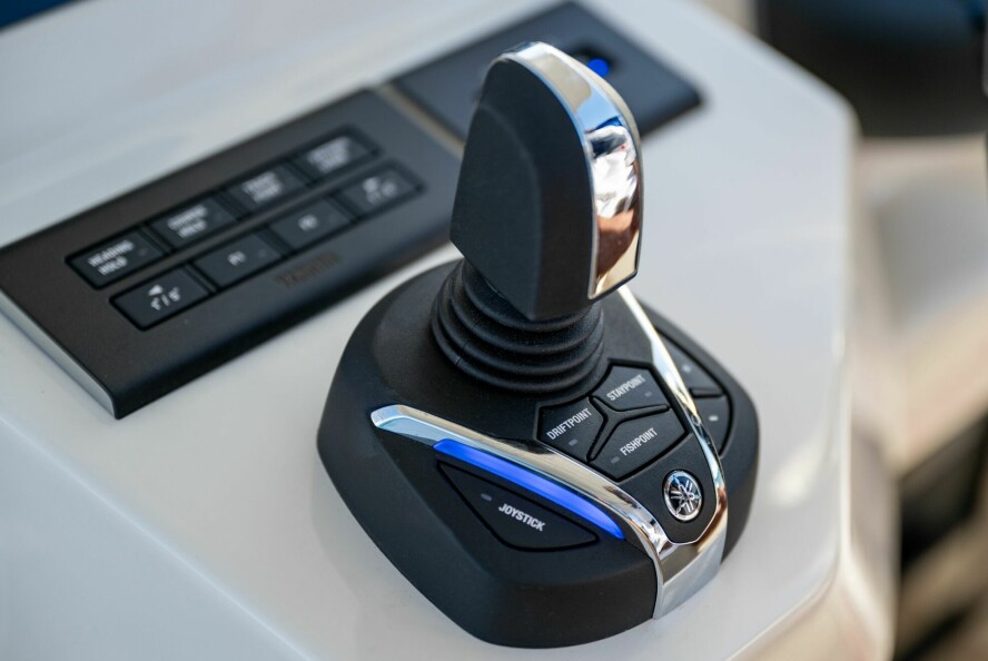 FLERE FUNKSJONER: Ny design på joysticken gir enklere tilgang til ulike typer autopilot eller GPS-anker.