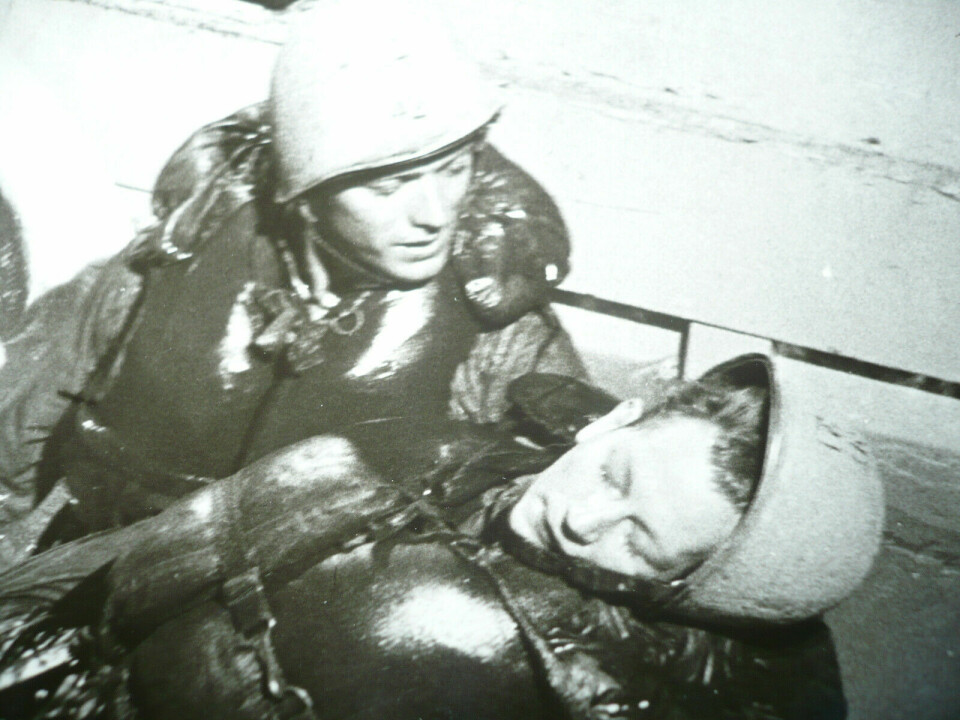 SVØMMEDYKTIG: Clint Eastwood i filmen «Francis in the Navy» fra 1955, den første der han ble nevnt i rulleteksten. Bare fire år tidligere var han i havsnød på ordentlig.