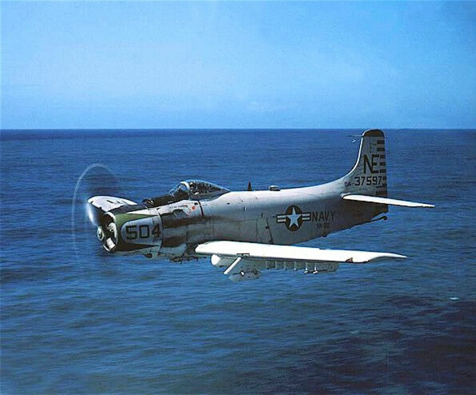 FLY-HAIK: Clint Eastwood fikk haik med et Douglas Skyraiderfly tilbake til militærbasen Fort Ord etter et besøk i Seattle. Eneste passasjerplass var radarrommet som ligger like foran Navy-stjernen på flyskroget.