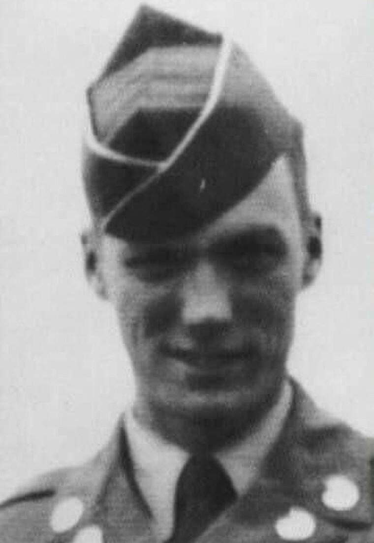 VERNEPLIKTIG: Bildet viser Clint Eastwood som ekte soldat. Senere er det blitt mange soldatroller, men ingen ekte krigserfaring etter flykrasjen som reddet ham unna deltagelse i Korea-krigen, og dermed reddet livet hans.