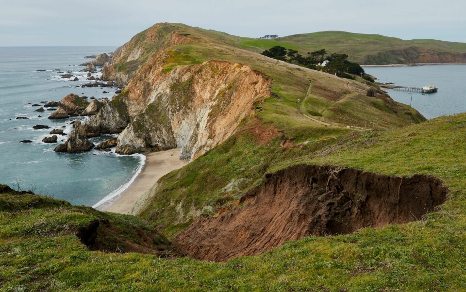 STEINETE KYST: Ved Point Reyes nødlandet flyet med Clint Eastwood og her klarte han med nød og neppe å komme i land gjennom brenningene.