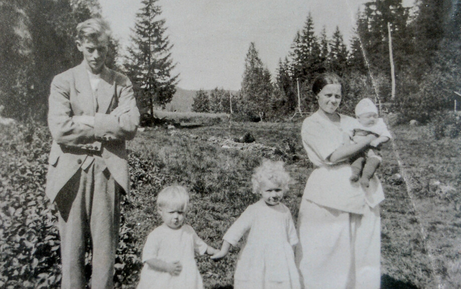 EN ULYKKELIG FAMILIE: De bodde idyllisk til på småbruket Bakkane utenfor Larvik. Maren var en stillfaren kvinne som holdt god orden på både barn og hus og hjem mens ektemannen ukependlet til steinbruddet hvor han jobbet. De to første årene var livet godt, men så begynte ektemannen å drikke. I alkoholens rus ble han et monster.