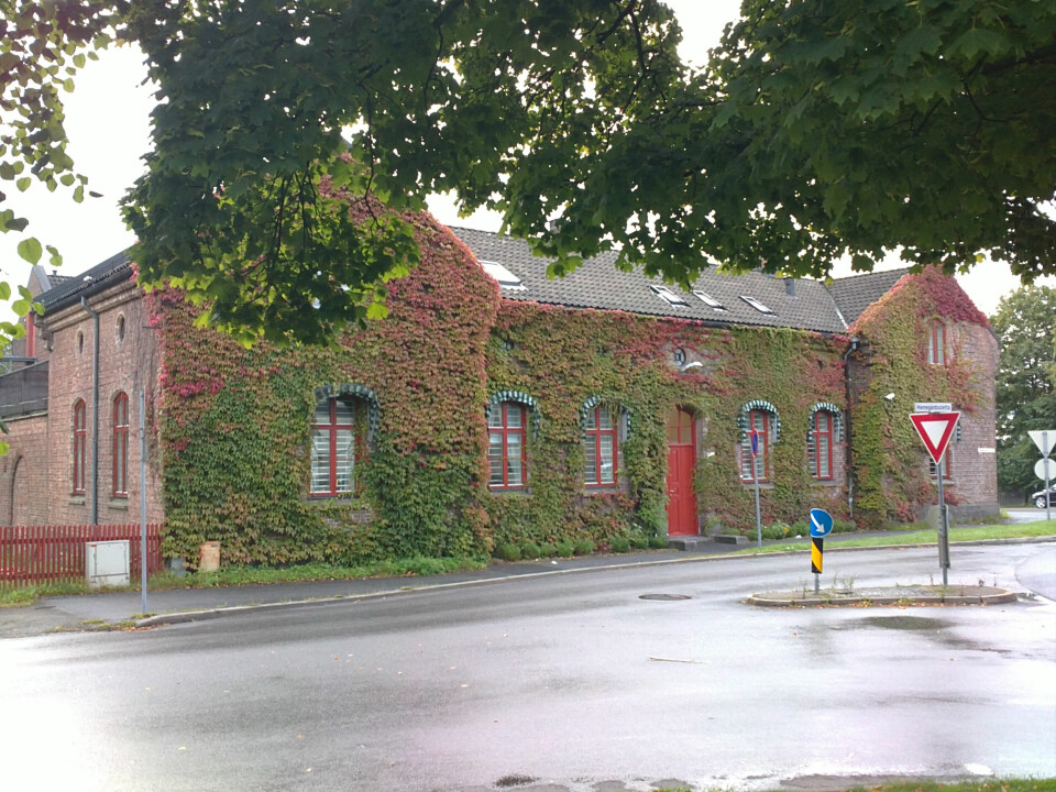I FENGSEL: Maren ble bare noen timer etter øksemordet satt i arrest her i Larvik fengsel. Dagen etter fikk hun komme ut og være sammen med tre av de yngste barna under oppsyn til rettergangen skulle begynne.