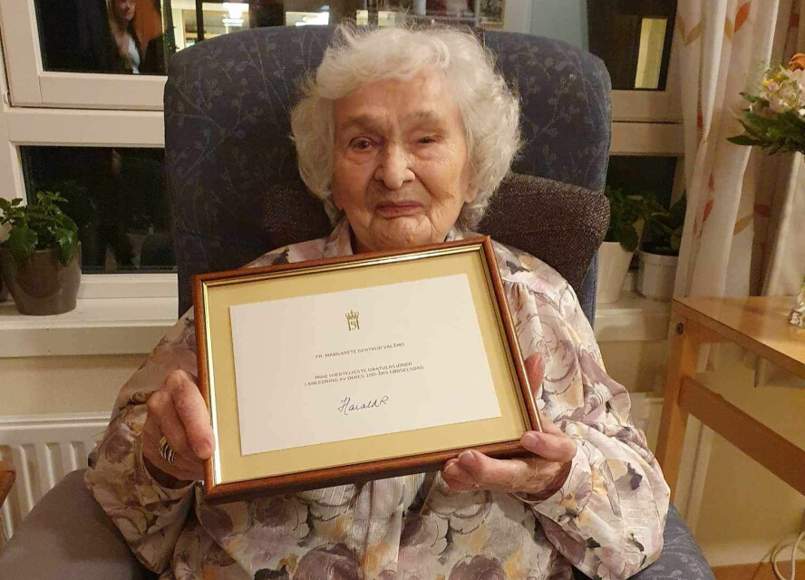 FRA KONGEN: – Jeg har rammet hilsenen inn og hengt den på veggen, sier Margarete Valåmo og viser brevet fra H.M. Kong Harald som hun fikk da hun fylte 100 år.