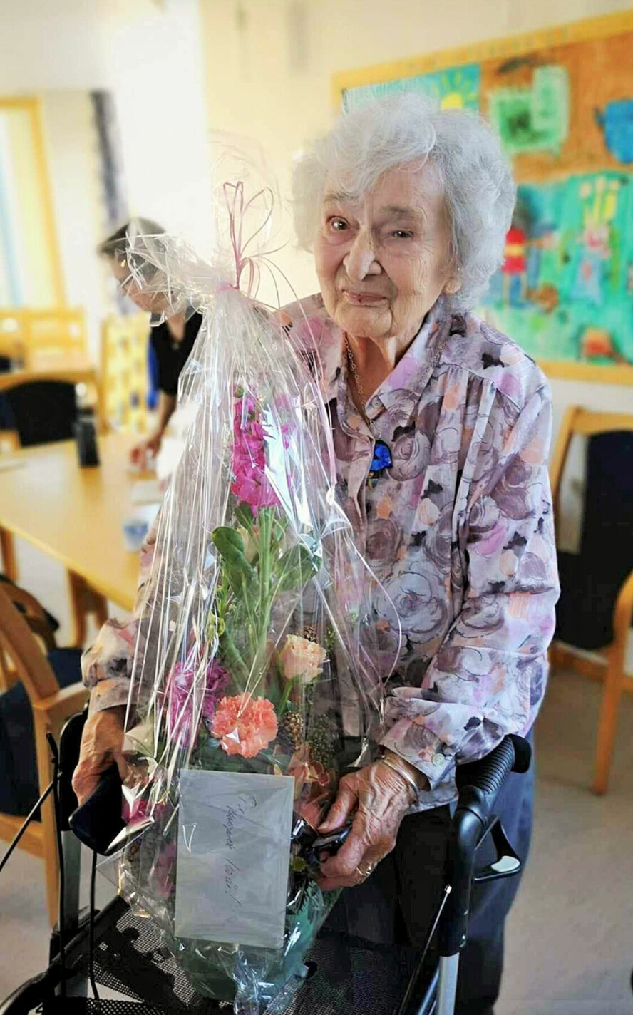 HYLLET: Margarete på 100-årsdagen. Hun fikk blomster fra fjern og nær.