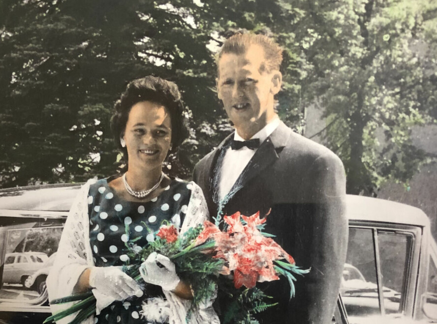 STILIG PAR: Paul i Korgen og Margarete i Berlin fant hverandre helt tilfeldig. De giftet seg etter å ha kjent hverandre i bare noen uker, og fikk 56 gode år sammen. Margarete Valåmo var enke i Berlin med tre små barn da hun gjennom et takkebrev kom i kontakt med en norsk, barnløs mann i den lille bygda Korgen i Hemnes kommune i Nordland. Etter fem-seks ukers bekjentskap giftet de seg og hun og barna flyttet til han. Nå er hun 100 år og ser med glede tilbake på årene med fantastisk snille Paul.