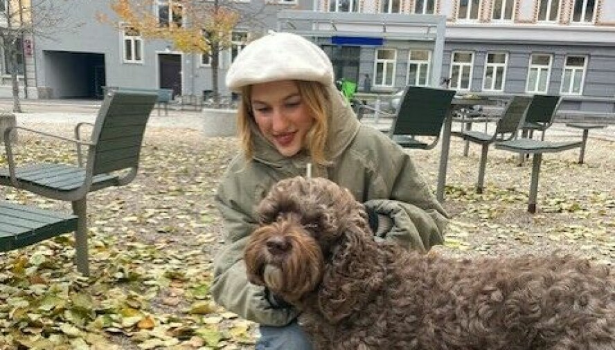 ALENE: Selv om Rakel er ensom noen ganger, trives hun ofte alene. Ofte koser hun seg mest når hun er på tur med hunden sin Mocha.