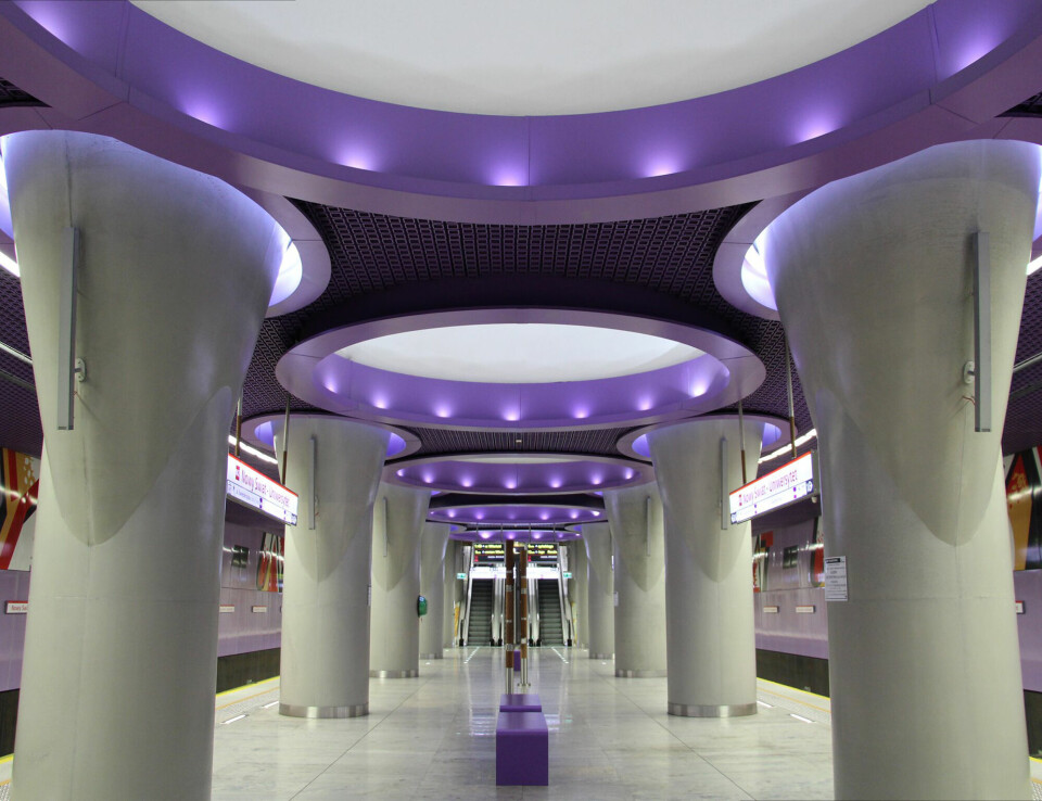 UFO-INSPIRASJON: På stasjonen Nowy Świat-Uniwersytet i Polens hovedstad ser det ut som om ufoer svever over perrongen.