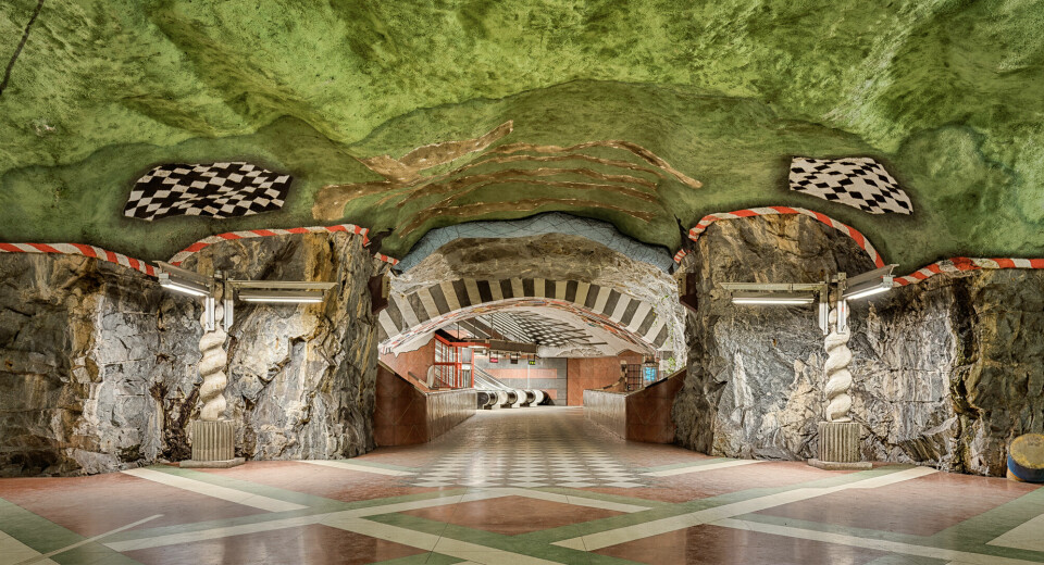 VERDENS LENGSTE KUNSTUTSTILLING: I Stockholm er 90 av i alt 110 metrostasjoner dekorert og utsmykket. Bildet viser Kungsträdgården-stasjon.