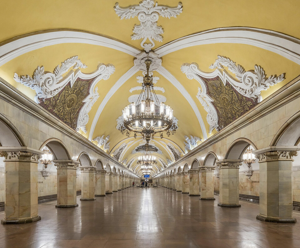 FOLKETS PALASS: Metroen i Moskva åpnet i 1935 og har stasjoner som skulle fungere som «folkets palasser». Bildet viser stasjonen Komsomolskaya.