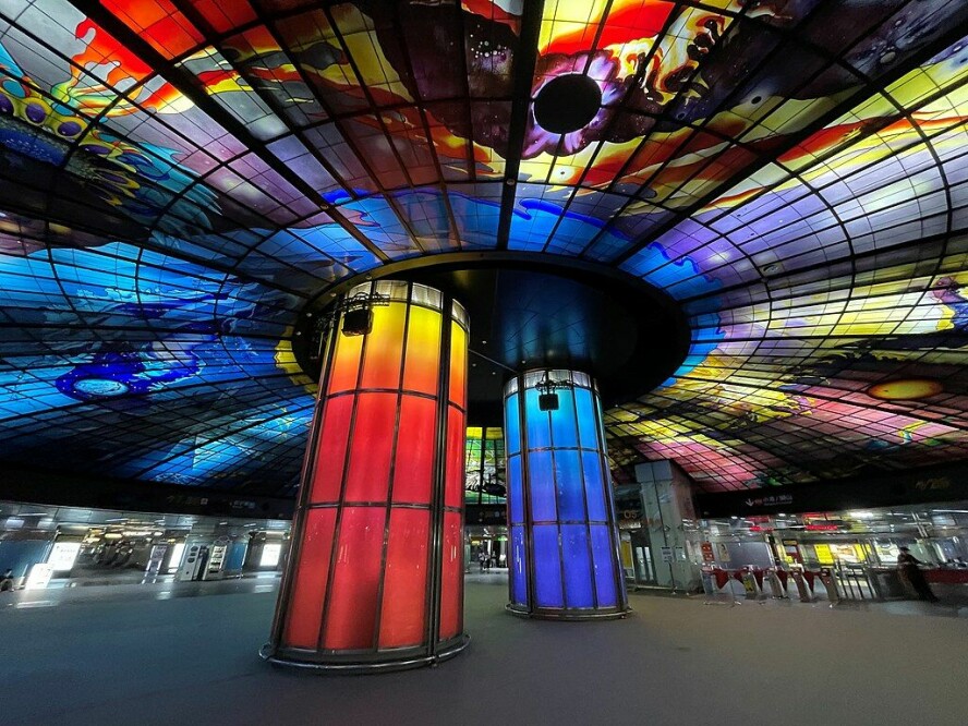 KUNSTVERK: 4500 glasspaneler pryder taket inne på stasjonen Formosa Boulevard i Taiwans nest største by Kaohsiung.