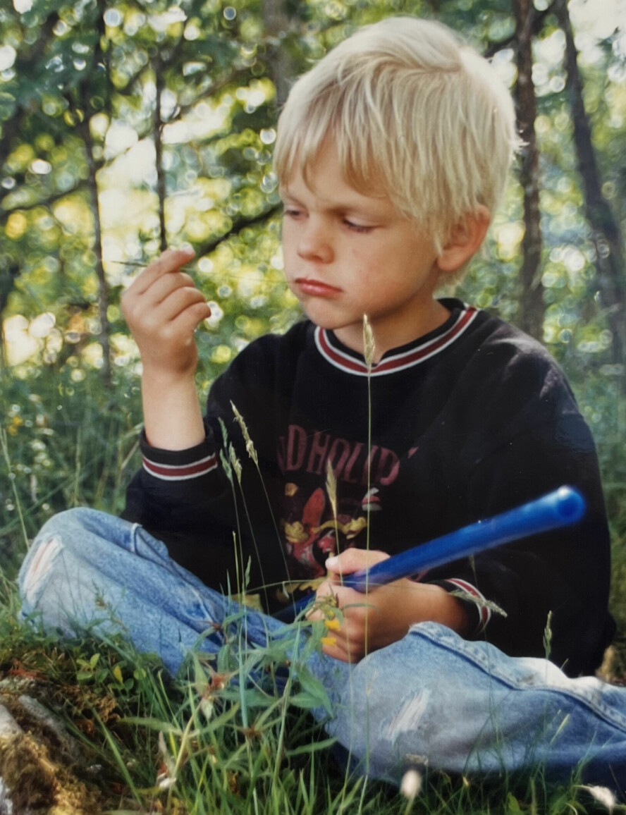 GOD BARNDOM: – Jeg hadde en fin barndom selv om faren min drakk mye, sier Mimir. Her er han rundt åtte år gammel.