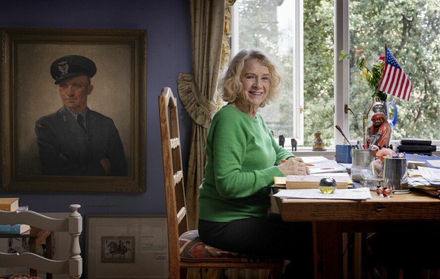 PRODUKTIV: Skuespilleren, regissøren og forfatteren Liv Ullmann er i gang med et nytt bokprosjekt. Her på sitt arbeidsrom hjemme i Hafrsfjordgata i Oslo. Portrettet av faren har fått en sentral plass på veggen.