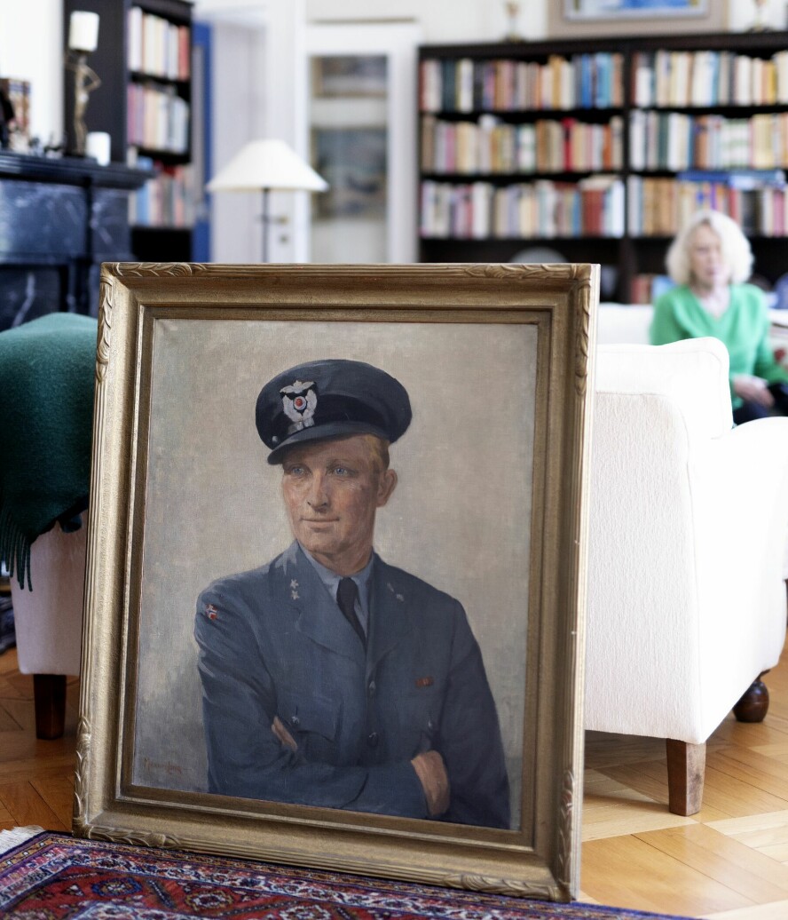 DYPT SAVNET: Portrettet av faren, malt under krigen i Little Norway i Canada, er noe av det kjæreste Liv Ullmann eier.