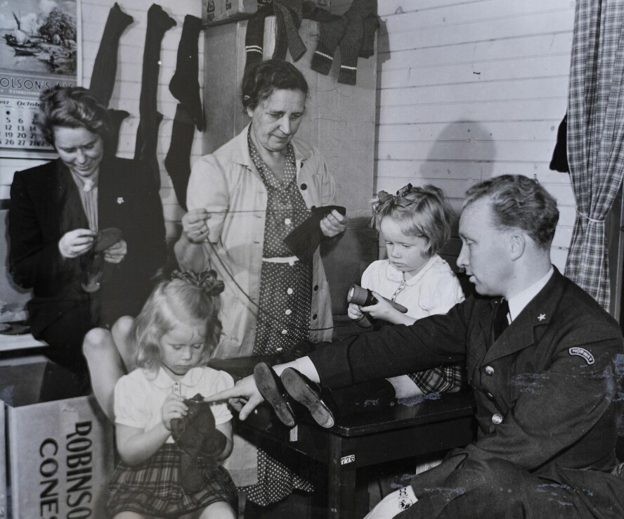 I EKSIL: Hele familien Ullmann fotografert i Little Norway under krigen. Fra venstre: mamma Janna, søster Bitten, farmor Dagmar, Liv og pappa Erik Viggo.