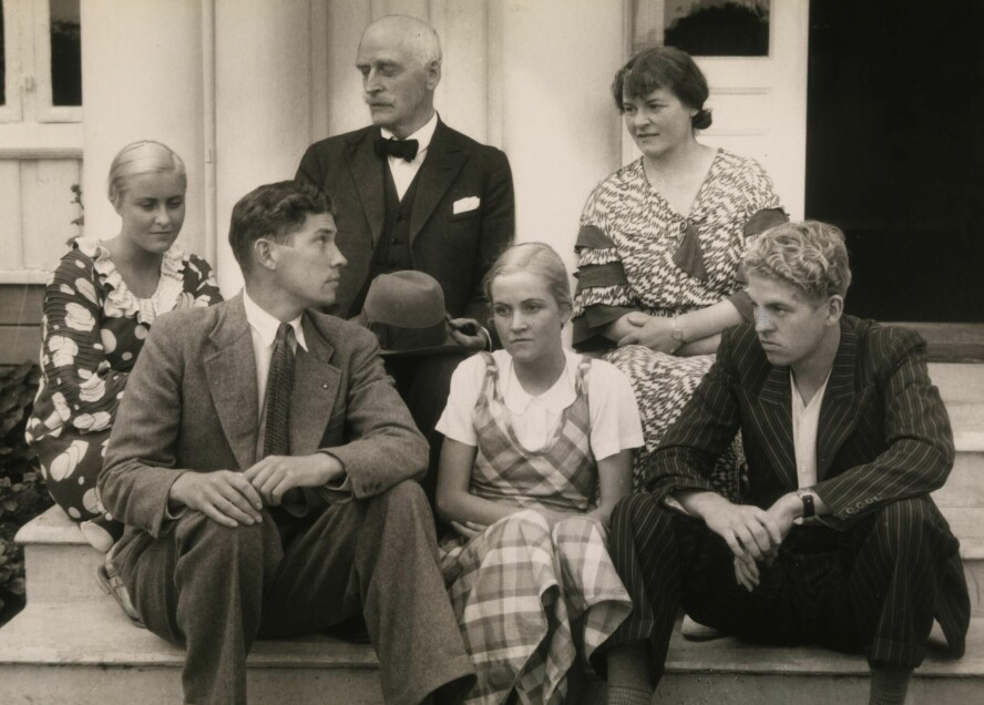 HELE FAMILIEN: Knut Hamsun fikk fire barn med den 20 år yngre Marie. Da barna vokste opp, trengte han ro til å skrive, og han flyttet ofte inn på et pensjonat. Da barna kom i tenårene, ville han ha dem ut av huset, og samtlige ble sendt på kostskoler i utlandet.