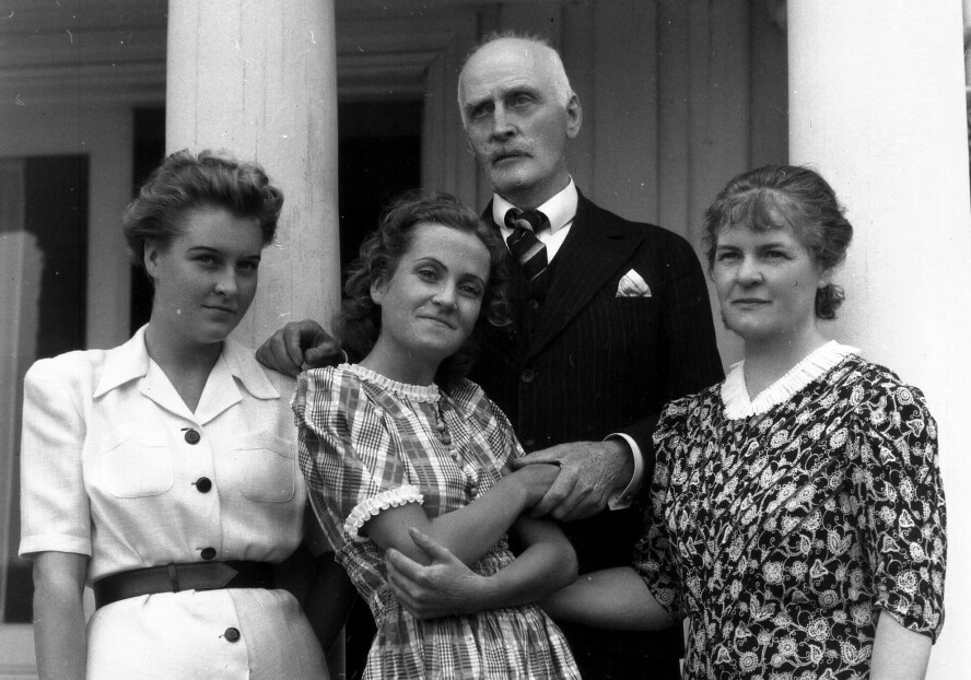 DIKTERENS KVINNER: Marie Hamsun (til høyre) ga opp sin skuespillerkarriere for å leve sammen med Hamsun. Hun ble medlem av Nasjonal Samling allerede i 1940. Både datteren Ellinor og Cecilia (til venstre) fikk et brokete liv. Cecilia ble gift hele fire ganger, og Ellinor ble alvorlig psykisk syk.