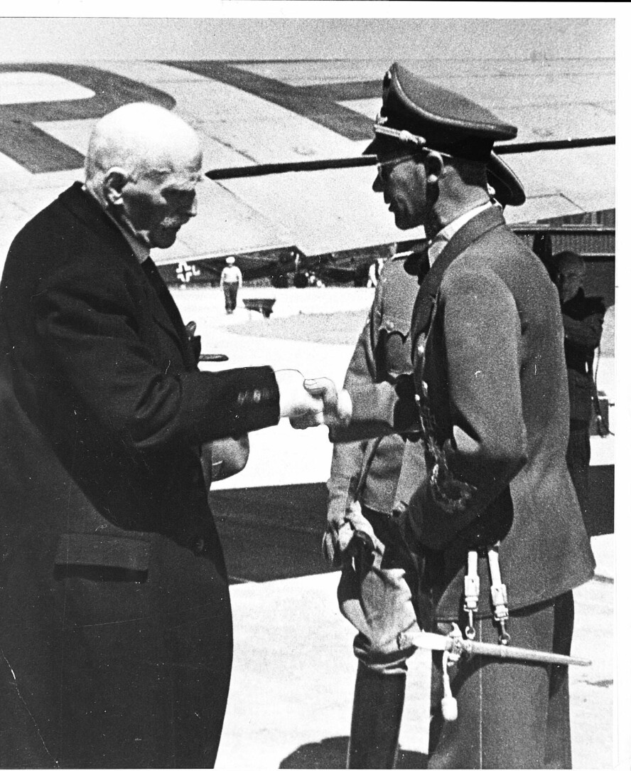 NAZISYMPATIER: Knut Hamsun møtte Hitler personlig i Tyskland og hadde omgang med rikskansler Goebbels, som okkuperte og flyttet inn i det norske kronprinsparets bolig på Skaugum. På bildet ser vi Knut Hamsun da han blir møtt av Josef Terboven på Fornebu i 1943.