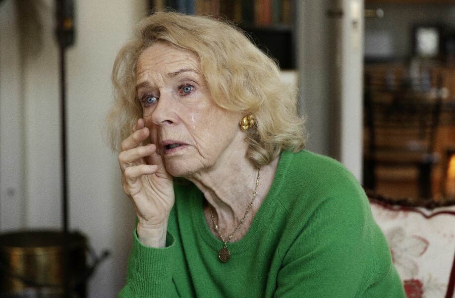 SÅRT: Å høre farens nedskrevne ord fra hennes første leveår i Tokyo berører Liv Ullmann sterkt.