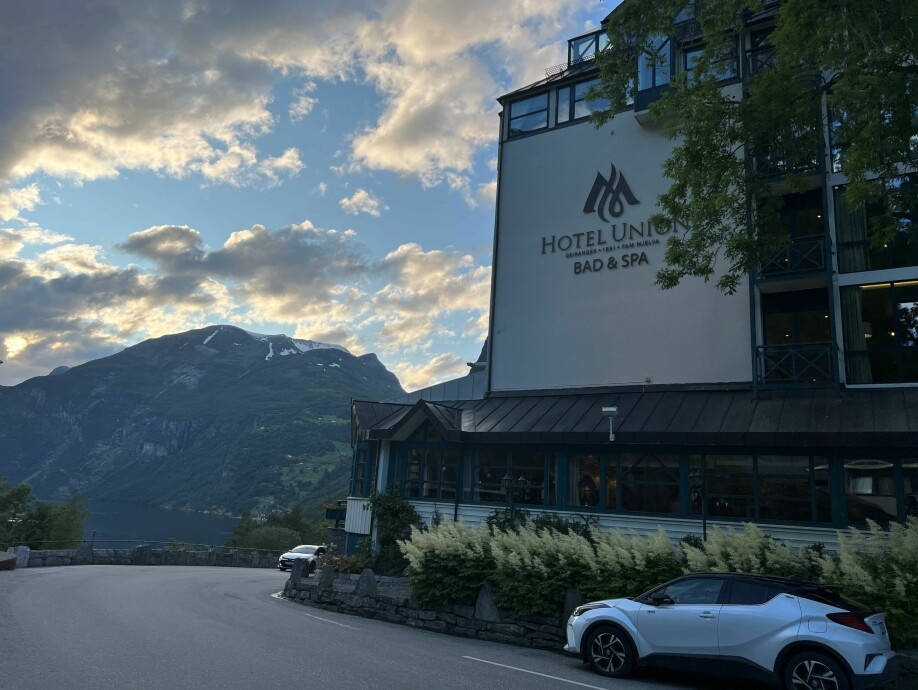 HOTELLFEST: Märtha og Durek tar med seg sine gjester for å feire på Hotel Union