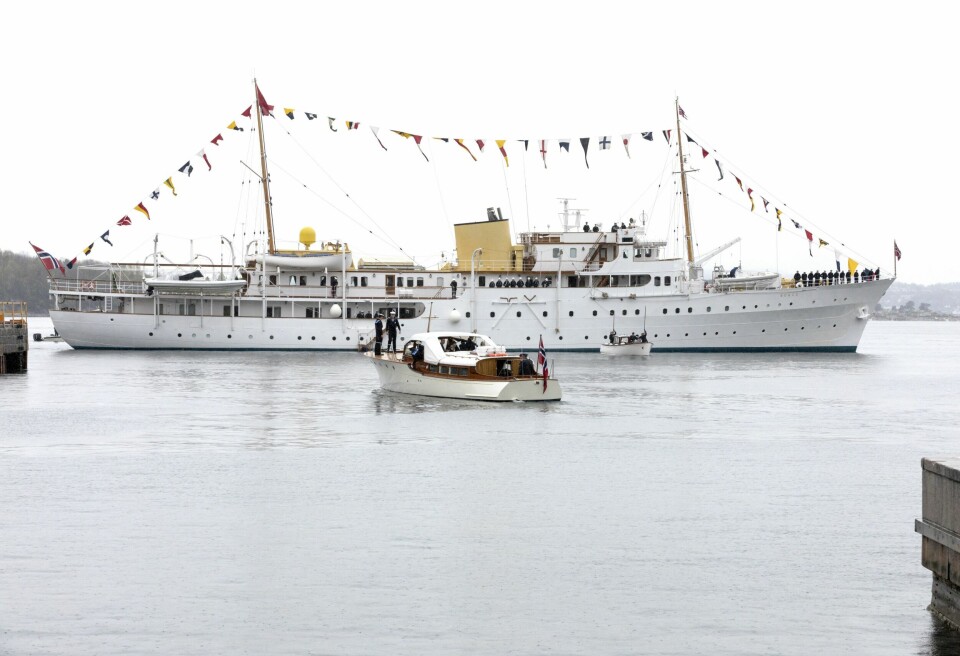 MAJESTETISK: Kongeskipet benyttes av kongen både privat og ved offisielle anledninger. Skipets to dieselmotorer på 1760 hestekrefter hver gir en marsjfart på 14 knop. Foto: Gorm Kallestad/NTB