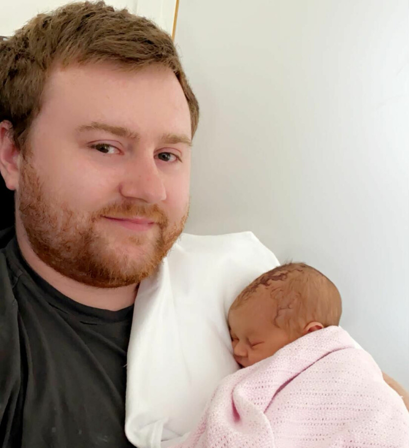 STOLT PAPPA: Til tross for at det var midt under pandemien, fikk pappaen heldigvis være til stede under selve fødselen.