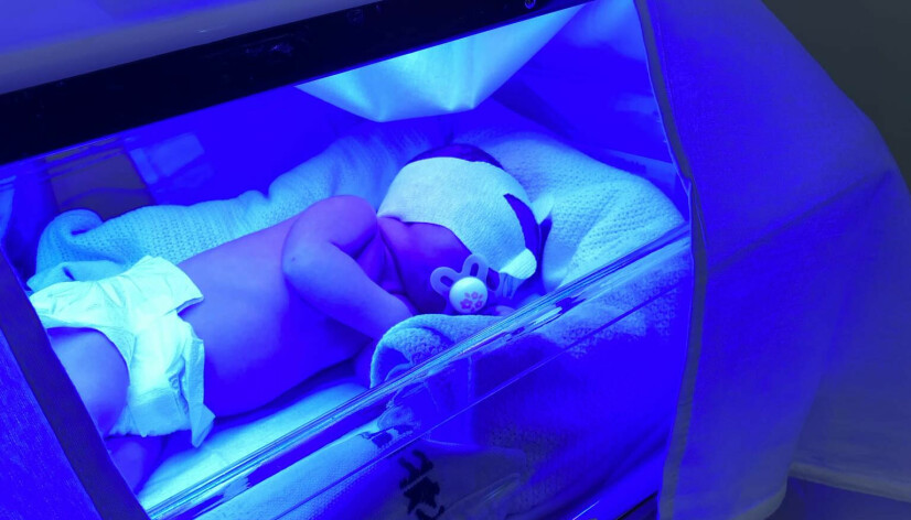 PÅ SYKEHUSET: Hailey måtte ha lysbehandling i åtte timer.