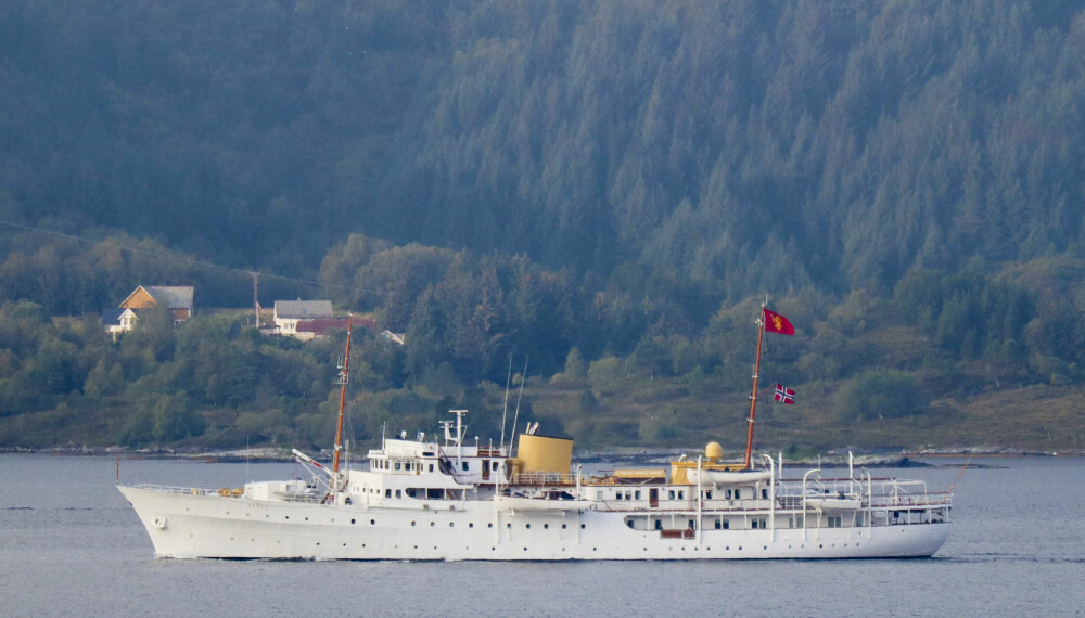 <b>UNDERVEIS: </b> Kongeskipet Norge flagget med kongeflagget da det tirsdag morgen ble avbildet noen dager før bryllupet til Märtha og Durek Verett. Skipet seilte da innover Vanylvsfjorden.
Foto: Tanja Thunem / Synste Møre / NTB