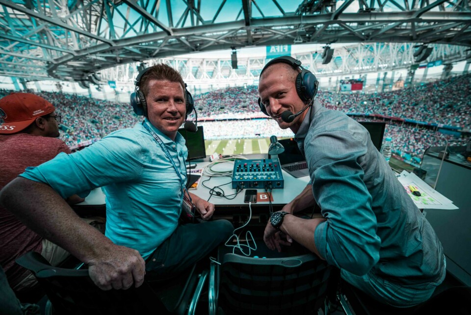 PÅ JOBB: Kasper innrømmer at jobben som sportskommentator betyr enormt mye for ham. Her er han på jobb sammen med Brede Hangeland under VM i Russland i 2018.