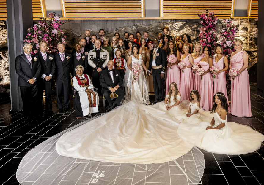 FORLOVERE: Prinsesse Märtha Louise og Durek Verrett sammen med forlovere og gjester, etter vielsen på Vinjevollen i Geiranger lørdag.