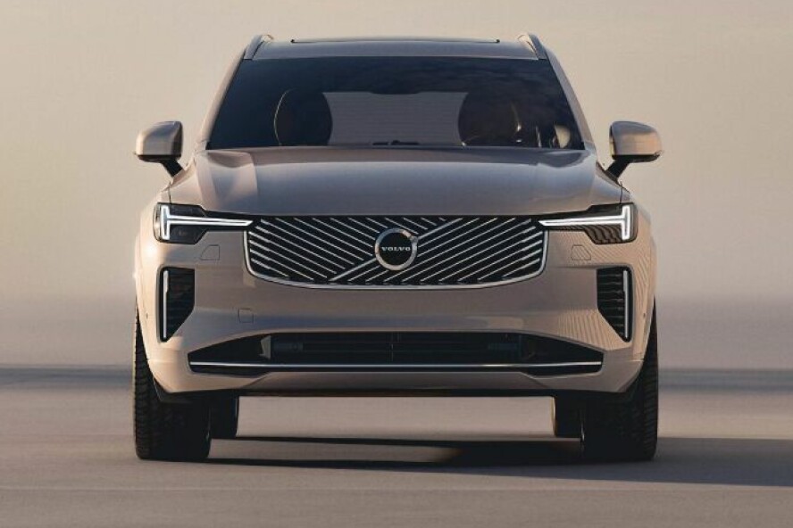 LIKERE EX90: Den mye fronten forsterker det designmessige slektskapet med EX90