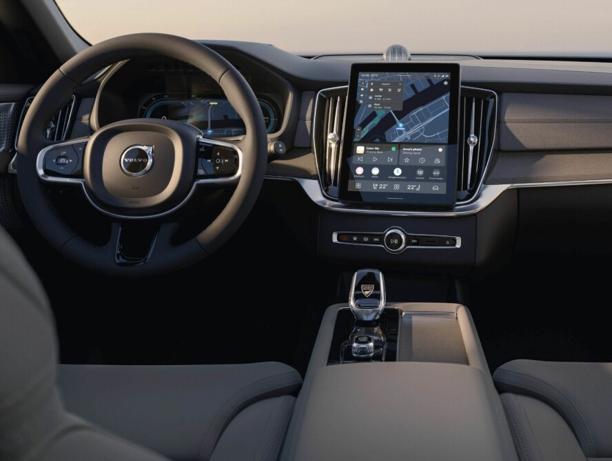 REDESIGNET: Førermiljøet har også fått en ansiktsløft. XC90 fås før øvrig med et av markedets beste lydsystemer, Bowers & Wilkins High Fidelity med Dolby Atmos, som mer eller mindre gjenskaper akustikken fra en scene, konsertsal eller jazzklubb.