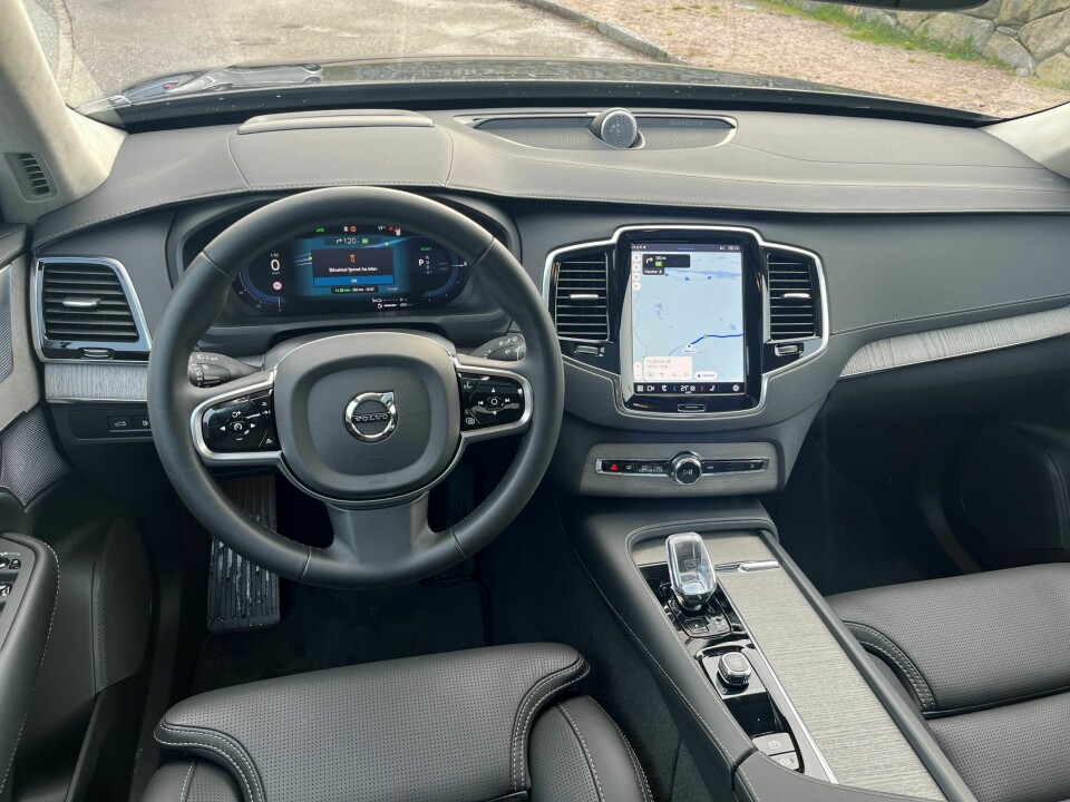 UTDATERT: Førermiljøet i dagens versjon kunne enkelt vært med videre, etter vårt syn, men bedre skjerm og infotainment er helt på sin plass. Det nyeste Google-baserte infotainmentsystemet er imidlertid bakoverkompatibelt og kan fås over the air og tilpasses nitommers-skjermen i eldre XC90.