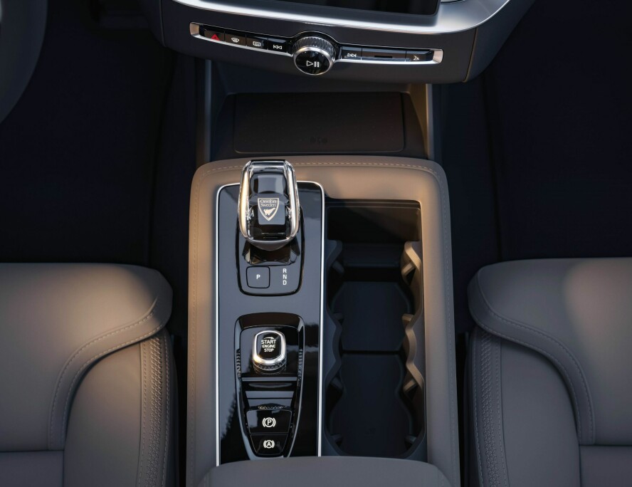 FORBEDRINGER: Smartere plasseringen av ladeplaten og bedre koppholdere.