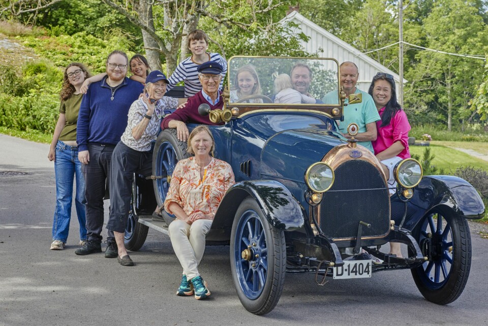 FAMILIEFEST: De er mange som gleder seg over at Harald Styrmoe endelig har fått veteranbilen fra 1916 til å gå. Her med barn, barnebarn og oldebarn. Bak f.v.: Ivelin Solberg Tømte (oldebarn), Sindre Falch (barnebarn), Maddie Ampon (bonusoldebarn) og Vegard Falch (oldebarn). Foran f.v.: Signe Lise Styrmoe, Harald Styrmoe, Ingrid Solberg Farch (oldebarn), Jeppe Styrmoe (sønn) med Aurora Solvang Styrmoe (oldebarn) på fanget, Rolff-Christian Stranger Larun (sønn) og Sarah Østerbø (svigerdatter). Foran: Lillebeth Larun (datter).