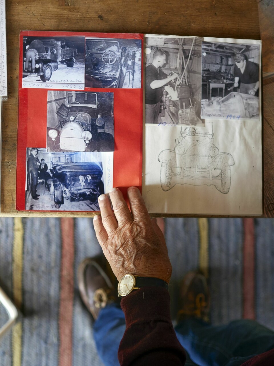 MINNEBOK: Harald Styrmoe har spart på bilder som dokumenterer de 64 årene han har holdt på med den gamle Fiaten.