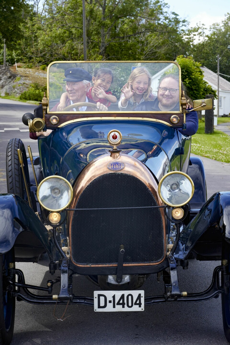 DELTE GLEDER: Oldebarna har mange spørsmål om veteranbilen. Harald forteller og forklarer mer enn gjerne.